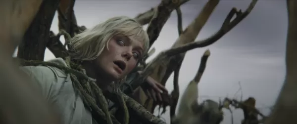 Elle Fanning's မျက်လုံးများတွင် Weyland Yutani လိုဂို - Predator Badlands